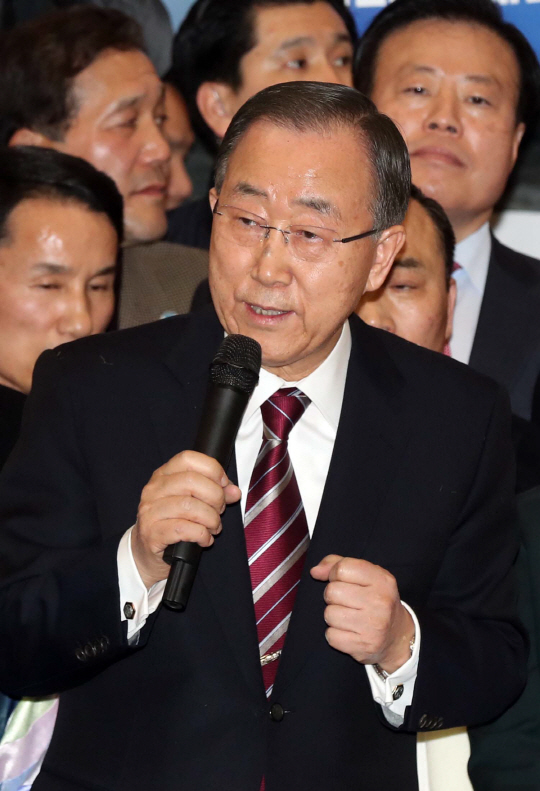 반기문 전 유엔 사무총장이 12일 오후 인천국제공항을 통해 귀국, 환영식장에서 연설하고 있다. /영종도=연합뉴스