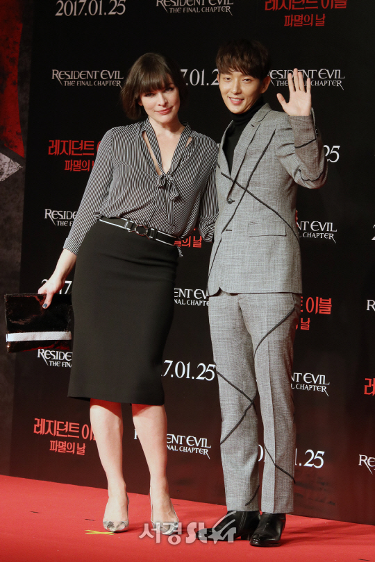 배우 밀라 요보비치와 이주기가 13일 열린 영화 ‘레지던트 이블: 파멸의 날’ 내한 기자회견에 참석해 포토타임을 갖고 있다.