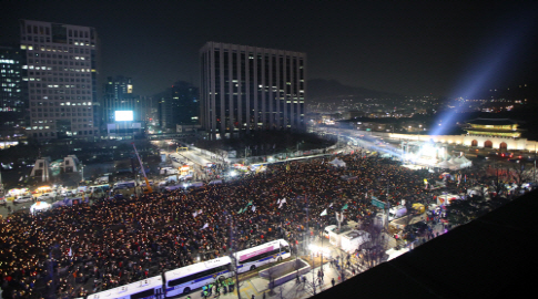 올해 첫 주말 촛불집회가 열린 지난 7일 오후 서울 광화문광장에 약 60만명의 시민이 모여 박근혜 대통령 퇴진과 조기탄핵을 촉구하고 있다. /연합뉴스