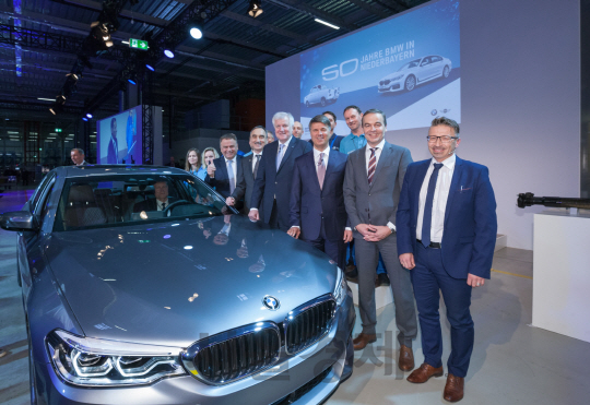 하랄드 크루거(오른쪽 세번째) BMW 그룹 회장 등 관계자들이 바이에른주 딩골핑 공장의 1,000만번째 생산 차량인 BMW 뉴 5시리즈 앞에서 기념 촬영을 하고 있다. BMW 코리아는 1,000만번째 차량이 국내에서 판매될 예정이라고 설명했다. /사진제공=BMW 코리아