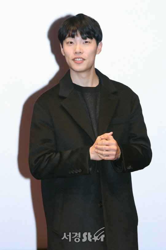 배우 류준열이 13일 오후 잠실 롯데시네마 월드타워에서 열린 영화 ‘더 킹’ 무대인사에 참석했다.