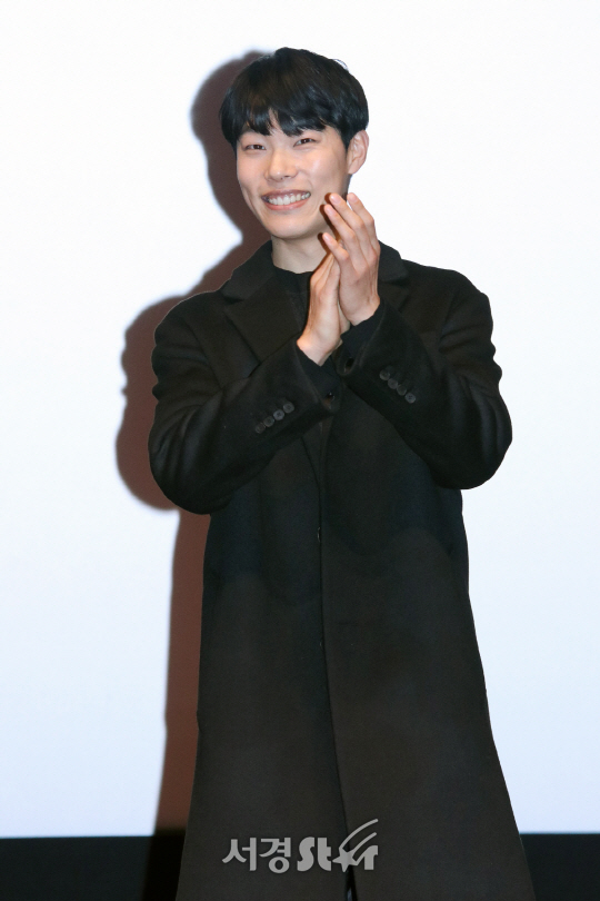 배우 류준열이 13일 오후 잠실 롯데시네마 월드타워에서 열린 영화 ‘더 킹’ 무대인사에 참석했다.