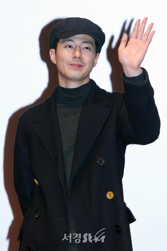 배우 조인성이 13일 오후 잠실 롯데시네마 월드타워에서 열린 영화 ‘더 킹’ 무대인사에 참석했다.