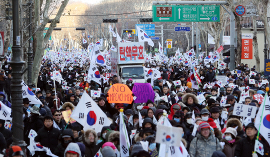 대통령 탄핵반대를 주장하는 시민들이 14일 오후 서울 대학로에서 집회를 연 뒤 서울광장 방향으로 행진을 하고 있다. /연합뉴스