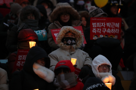 강추위에도 '열사추모' 촛불 vs '십자가' 맞불 집회 열렸다