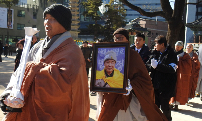 지난 7일 촛불집회 현장 인근에서 박근혜 대통령 체포 등을 요구하며 분신한 정원스님(속명 서용원·64)의 노제가 14일 조계사에서 열리고 있다. /연합뉴스