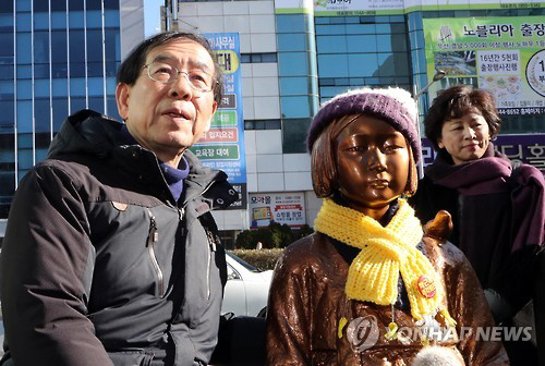 박원순 서울시장이 14일 오후 부산 동구 일본 영사관 앞 소녀상을 찾아 옆자리에 앉아 보고 있다. /연합뉴스