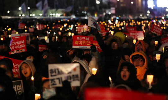 14일 오후 올겨울 가장 추운 날씨 속에 서울 광화문광장에서 열린 12차 촛불집회에 참가한 시민들이 박근혜 대통령 퇴진을 외치고 있다. /연합뉴스