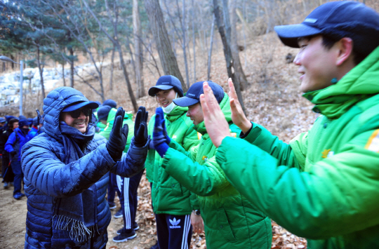 오스만 알 감디(왼쪽) S-OIL 최고경영자(CEO)가 지난 14일 서울 우면산에서 진행된 신년 산행에서 신입사원들과 하이파이브를 하며 올해 경영목표 달성을 위한 결의를 다지고 있다. 신입사원과 부장급 이상 임직원 200여명과 함께한 이날 산행에서 알 감디 CEO는 “회사 역사의 이정표가 될 정유·석유화학 복합시설(RUC·ODC) 프로젝트 성공을 위해 전 임직원이 모든 자원과 역량을 집중하자”고 당부했다./사진제공=S-OIL