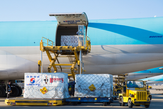 지난 14일 미국 로스엔젤레스에서 특별 화물기편으로 국내 운송된 미국산 계란이 국내 도착 후 이동되고 있다./사진제공=대한항공