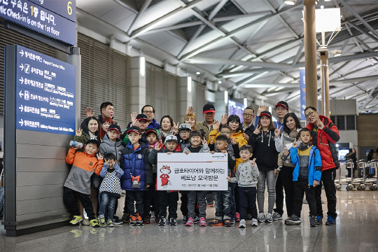 금호타이어가 후원하는 ‘한국-베트남 다문화 가정 모국 방문’ 행사에 선정된 가족들이 14일 인천국제공항에서 출국하기 전 기념촬영을 하고 있다. 베트남 국적의 다문화가정 10가족 39명은 오는 20일까지 6박7일 일정으로 고향을 방문한다. 금호타이어는 지난 2013년부터 국내 거주하는 베트남 국적인 중 사정이 어려워 모국을 방문하지 못하는 다문화 가정을 대상으로 왕복 항공권 등 경비 일체를 지원하고 있다./사진제공=금호타이어