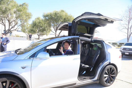 권영진 대구시장이 지난 5일 미국 테슬라를 방문해 전기자동차를 직접 시승해 보고 있다. 테슬라는 대구 미래 자동차 육성 로드맵의 협력 파트너로 참여하기로 했다. /사진제공=대구시