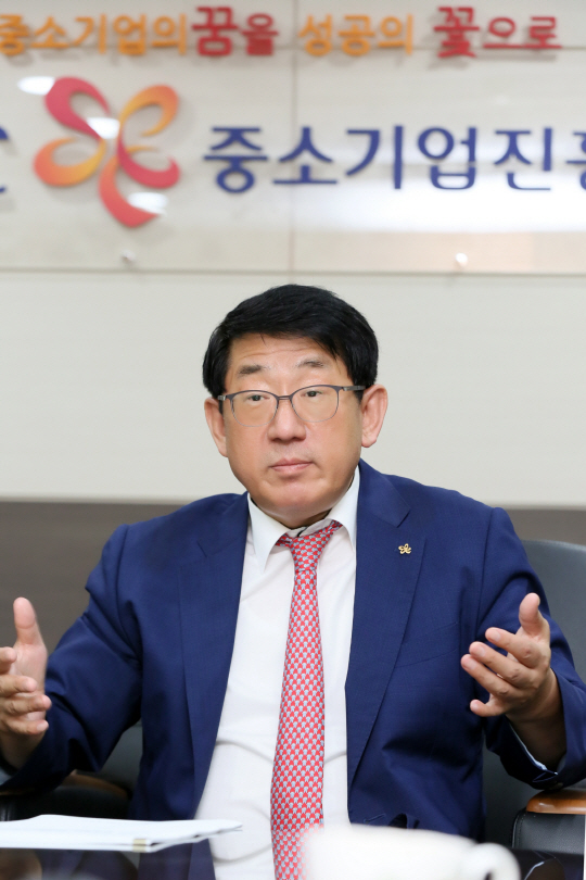 임채운 중진공 이사장 '올 2,600개 내수 중기, 수출기업으로 육성'