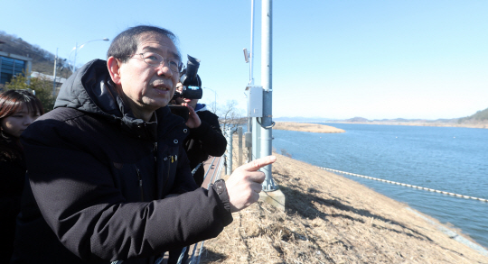 대선후보로 꼽히는 박원순 서울시장이 15일 오전 고향인 경남 창녕군을 방문, 창녕함안보를 둘러보고 있다. /연합뉴스