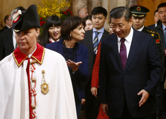 다보스 포럼 참석차 스위스를 방문한 시진핑(오른쪽) 중국 국가주석이 도리스 로이타르트 스위스 연방 대통령과 이야기를 나누고 있다./베른=AFP연합뉴스