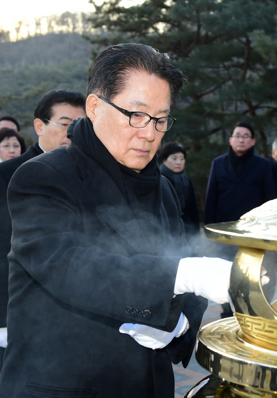 박지원, 이승만·박정희 묘역 참배 안해···'국민 정서는 과거와의 단절·새로운 대한민국'