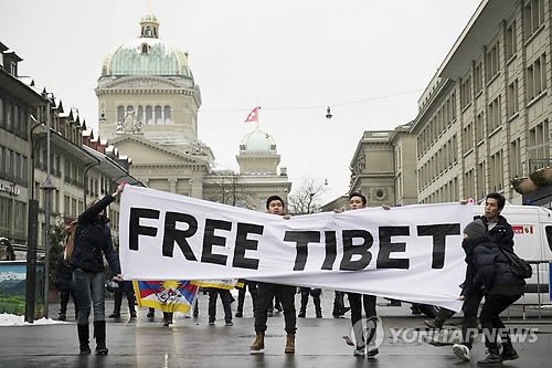 스위스서 티베트 반中 시위, 400명 참석 32명 연행