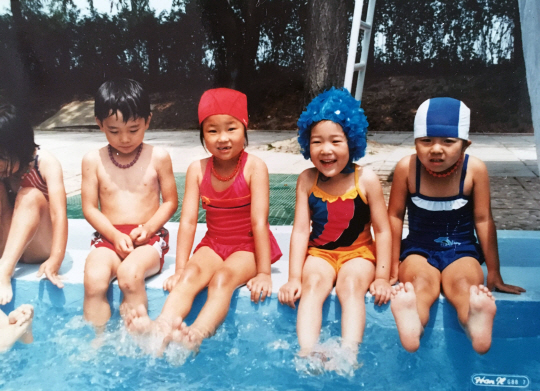 유치원에서 놀러간 수영장에서 친구들과 함께 물놀이를 하며 활짝 웃고 있는 7살 김 대표(오른쪽 두번째)의 모습. /사진제공=김서영 대표