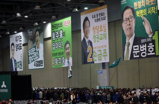 지난 15일 경기도 고양 킨텍스에서 열린 국민의당 전당대회에서 당원들이 투표를 위해 줄을 서 있다./연합뉴스
