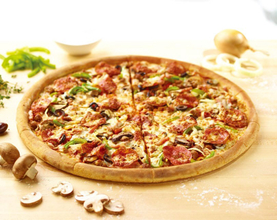 파파존스의 가장 대표적인 피자 메뉴인 수퍼파파스.