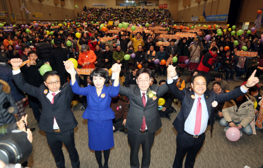 더불어민주당의 대선 주자인 이재명 경기 성남시장(오른쪽 두번째)이 15일 오후 광주 김대중컨벤션센터에서 열린 ‘손가락 혁명군’ 출정식에 참석해 참가자들과 손을 잡고 인사를 하고 있다. /연합뉴스