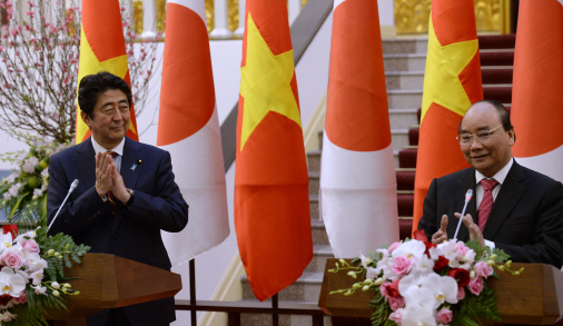 베트남을 방문한 아베 신조(왼쪽) 일본 총리가 16일 하노이에서 응우옌 쑤언 푹 베트남 총리와 회담 후 공동 기자회견을 열고 있다.  /하노이=AP연합뉴스