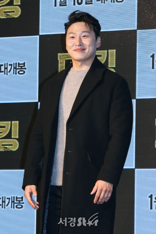 배우 오대환이 영화 ‘더 킹’ VIP 시사회에 참석해 포즈를 취하고 있다.