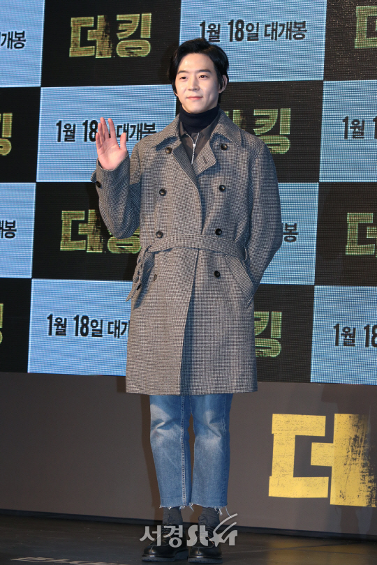 배우 박유환이 영화 ‘더 킹’ VIP 시사회에 참석해 포즈를 취하고 있다.