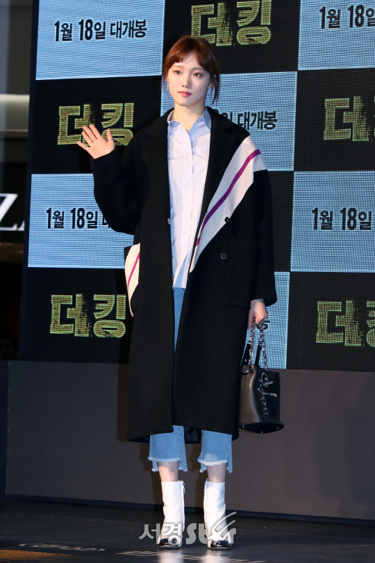 배우 이성경이 영화 ‘더 킹’ VIP 시사회에 참석해 포즈를 취하고 있다.