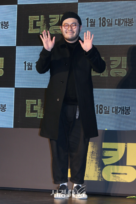 배우 김기방이 영화 ‘더 킹’ VIP 시사회에 참석해 포즈를 취하고 있다.
