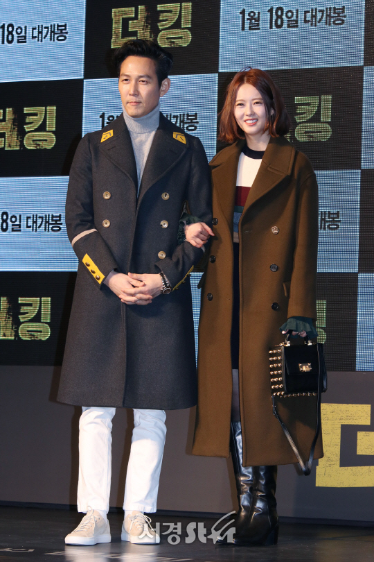 배우 이정재, 고아라가 영화 ‘더 킹’ VIP 시사회에 참석해 포즈를 취하고 있다.