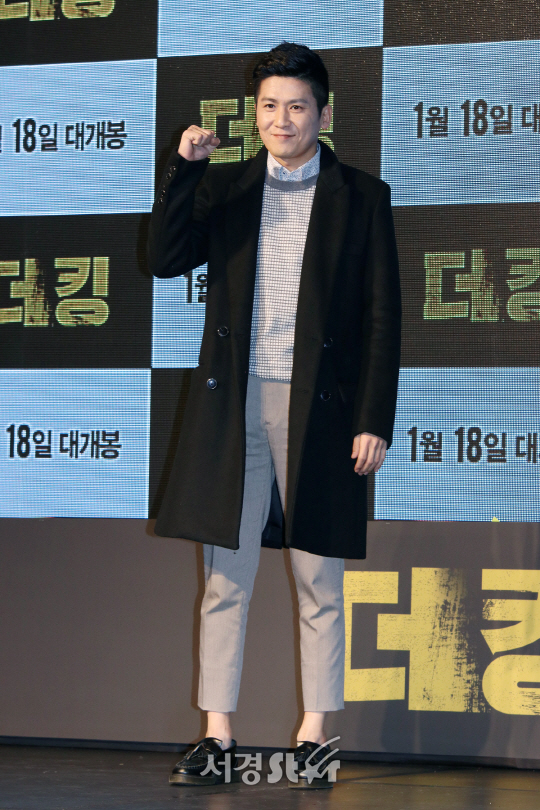 가수 홍경민이 영화 ‘더 킹’ VIP 시사회에 참석해 포즈를 취하고 있다.
