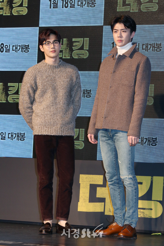 엑소 수호, 세훈이 영화 ‘더 킹’ VIP 시사회에 참석해 포즈를 취하고 있다.