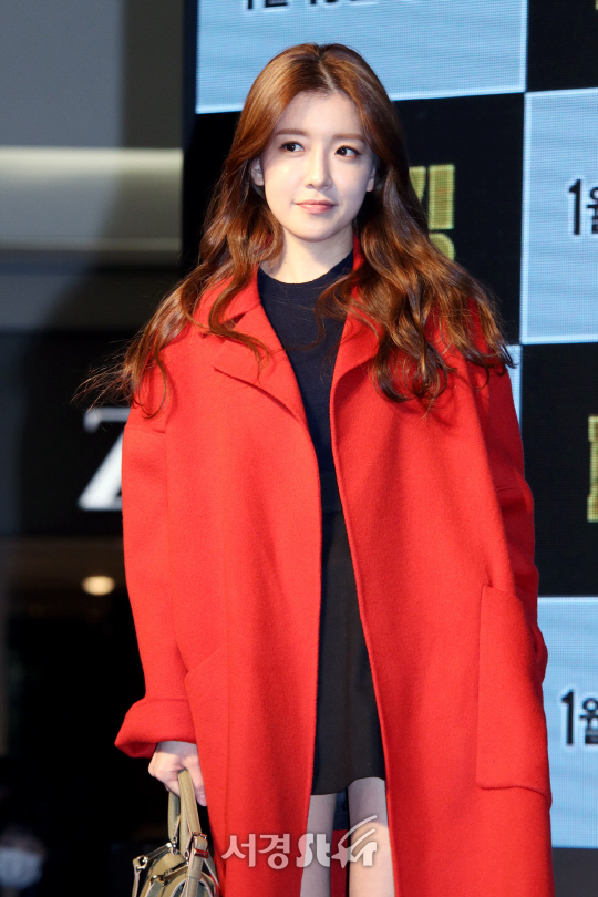 배우 정인선이 영화 ‘더 킹’ VIP 시사회에 참석해 포즈를 취하고 있다.