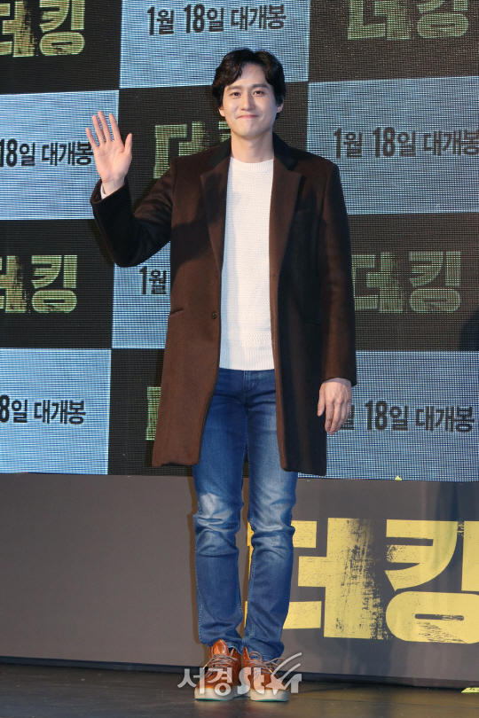 배우 박해준이 영화 ‘더 킹’ VIP 시사회에 참석해 포즈를 취하고 있다.