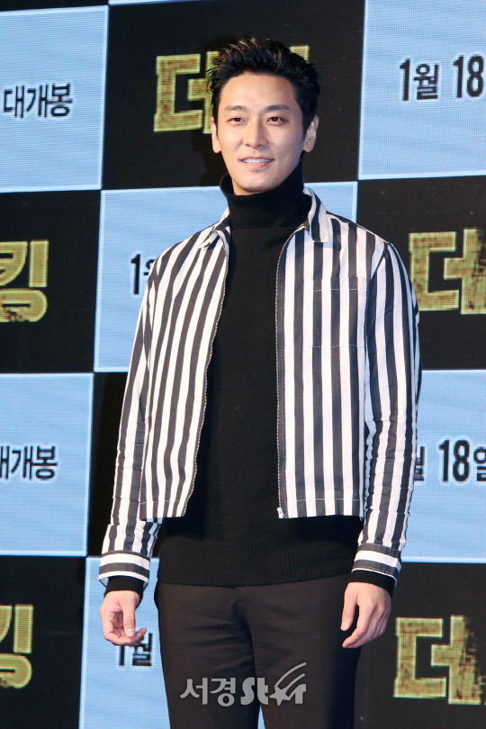배우 주지훈이 영화 ‘더 킹’ VIP 시사회에 참석해 포즈를 취하고 있다.