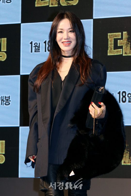 가수 엄정화가 영화 ‘더 킹’ VIP 시사회에 참석해 포즈를 취하고 있다.