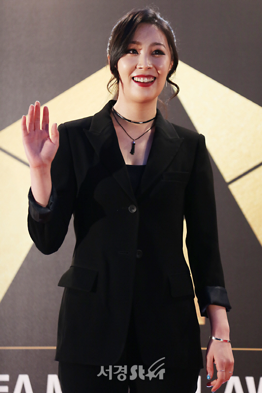 16일 오후 서울 한남동 블루스퀘어 삼성전자홀에서 열린 제 1회 한국뮤지컬어워즈 레드카펫에서 배우 김지혜가 포토타임을 갖고 있다.