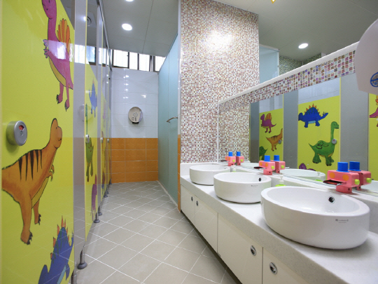 아이들의 눈높이에 맞춘 서울 길동초등학교 화장실의 모습. /사진제공=서울시