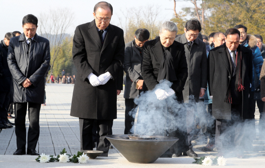 반기문 전 유엔(UN) 사무총장 내외가 17일 경남 김해시 봉하마을 노무현 전 대통령 묘역을 참배하고 있다. /연합뉴스