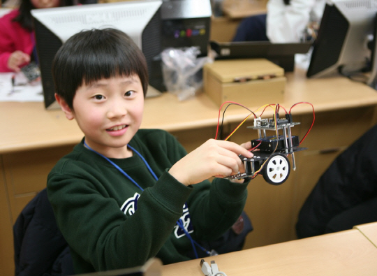 한밭대 제23회 청소년 로봇캠프에 참가한 학생이 자신이 직접 만든 로봇을 들어보이고 있다. 사진제공=한밭대