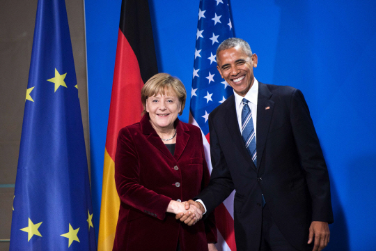 손을 맞잡고 있는 앙겔라 메르켈(왼쪽) 독일 총리와 버락 오바마 미국 대통령/AFP연합뉴스