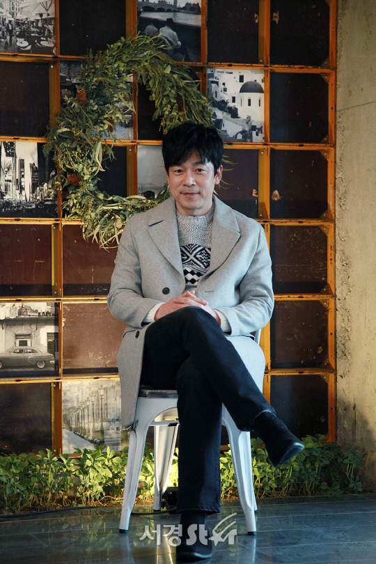 /12일 오후 서울 강남구 신사동의 한 카페에서 ‘막돼먹은 영애씨’의 배우 이승준이 인터뷰를 갖기 전 포토타임을 갖고 있다.