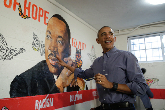 마틴 루서 킹의 날...오바마 '제 킹 목사 그림 어때요?'