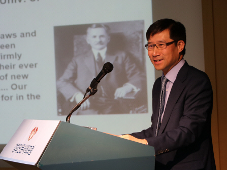 장하석 영국 케임브리지대 석좌교수가 17일 서울 동대문구 경희대에서 ‘겪는 것과 아는 것: 인간의 경험과 과학지식’이라는 주제로 강연을 하고 있다./사진제공=경희대