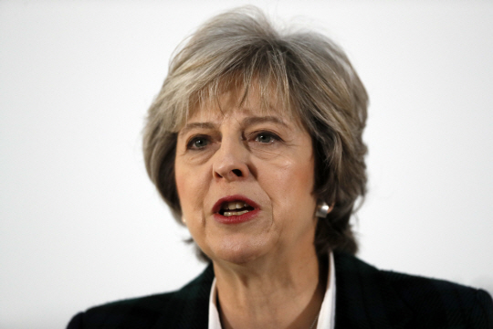 테리사 메이 영국 총리가 17일(현지시간) 진행된 기자회견에서 브렉시트 이후의 ‘글로벌 영국’에 대한 청사진을 제시하고 있다./런던=AP연합뉴스