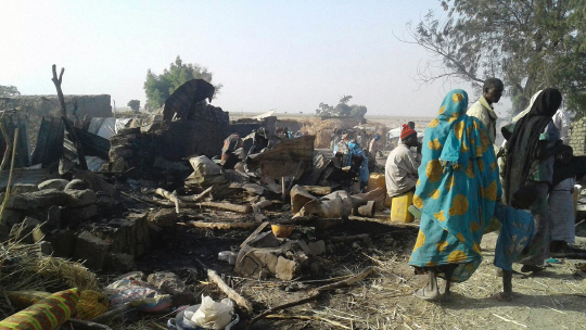 극단주의 무장조직 보코하람을 겨냥해 작전을 수행하던 나이지리아 공군이 17일(현지시간) 북동부 란 지역의 난민촌을 오폭해 100명 이상이 사망했다고 나이지리아 군 당국이 발표했다. 사망자가 52명 이상이라는 보도도 나오는 등 현재 희생자 집계에 혼선이 있다. 사진은 민간구호단체 국경없는의사회가 제공한 것으로, 오폭으로 무너진 텐트 주변에 사람들이 모여 있는 장면이다./란=AFP연합뉴스