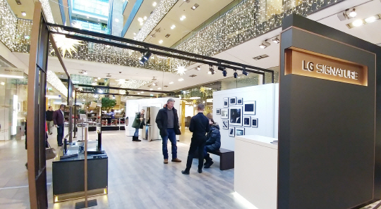 LG전자가 독일 베를린 시내 고급 쇼핑몰 ‘스틸베르크’에 마련한 ‘LG 시그니처’ 체험존에서 고객들이 주요 제품을 체험하고 있다. /사진제공=LG전자