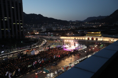 지난 14일 오후 서울 광화문 광장에서 열린 ‘제12차 범국민행동의 날‘에 참여한 시민들이 촛불을 들고 박 대통령 탄핵을 촉구하고 있다. /연합뉴스