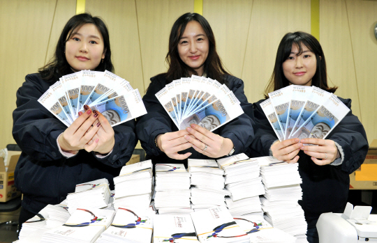 현대차 울산공장 직원들이 18일 배부할 전통시장 상품권을 들고 있다. /사진제공=현대자동차